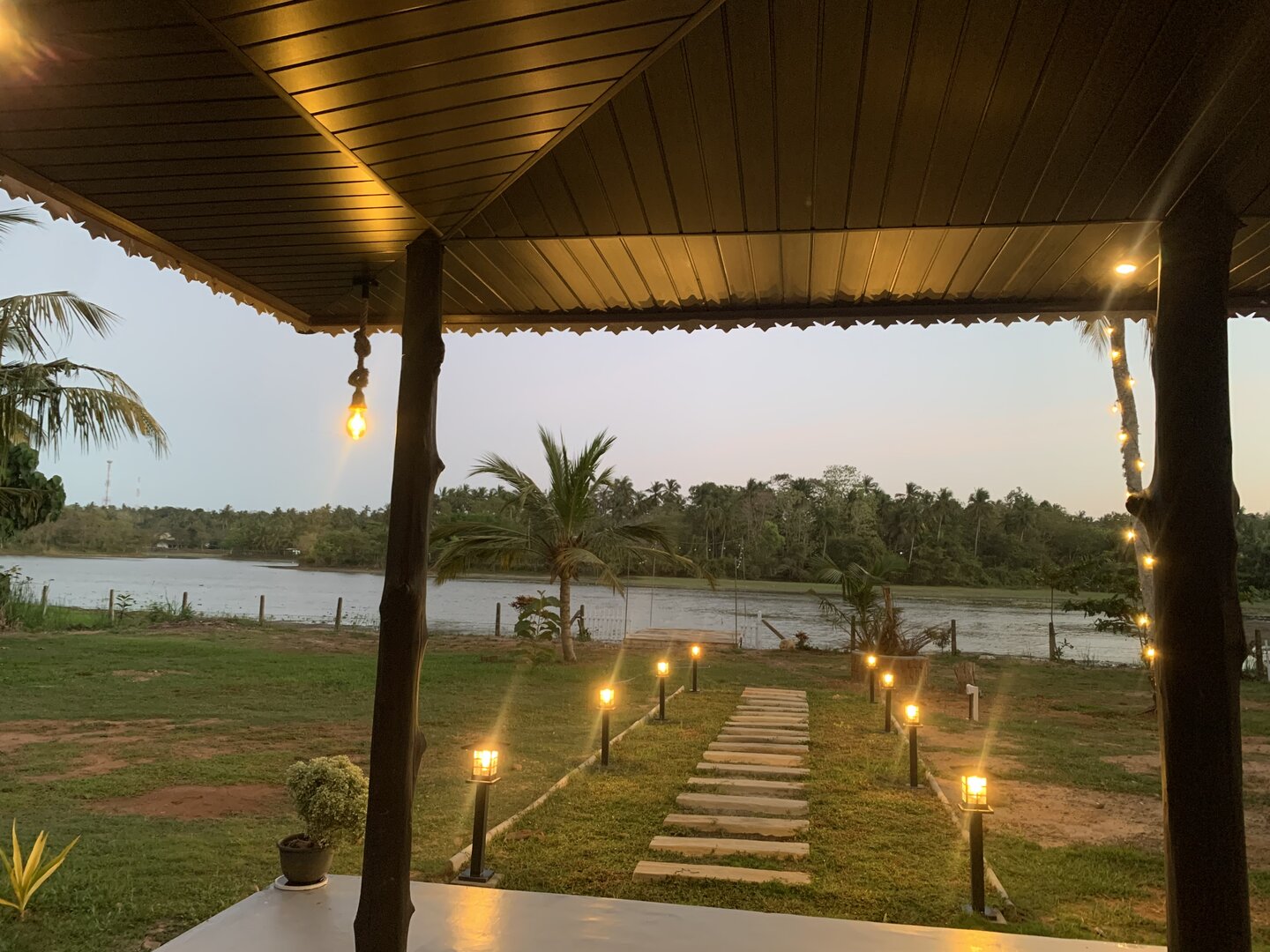 The Loon's Lake Villa - Lakeside View